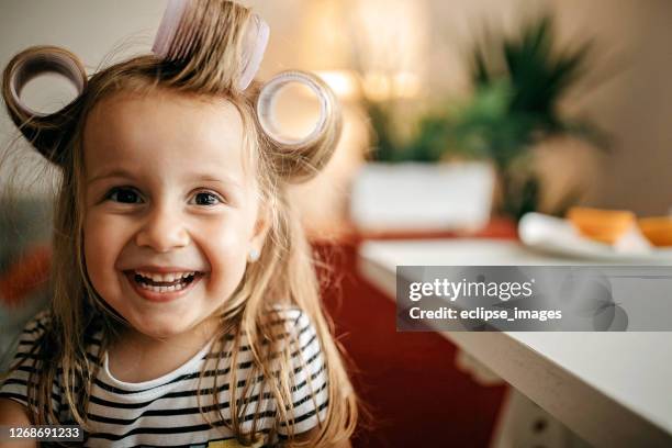 portret van meisje met haarkrullers - hair curlers stockfoto's en -beelden