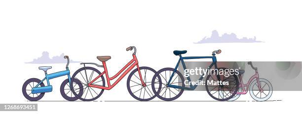 stockillustraties, clipart, cartoons en iconen met familie met twee kinderen die door hun fiets in een ongedwongen het plaatsen worden vertegenwoordigd. het dagelijks leven en de conceptuele vertegenwoordiging van een familie. - familie fietsen close up