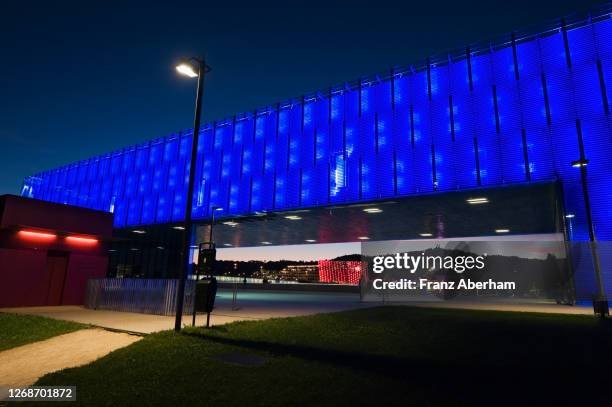 lentos art museum illuminated at night, linz, austria - lentos museum photos et images de collection