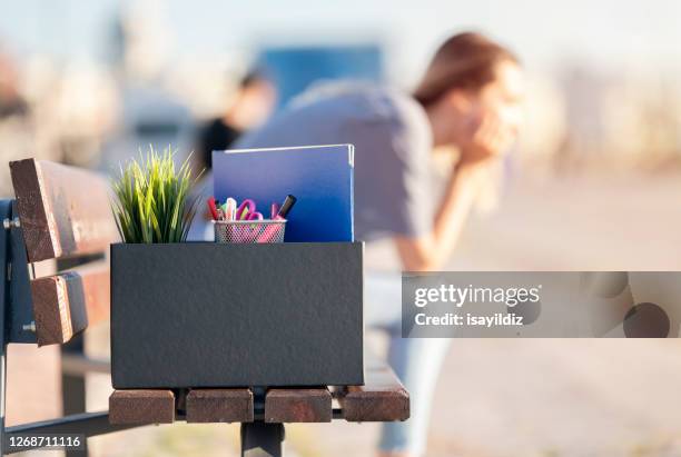 joven desempleada - rejection fotografías e imágenes de stock