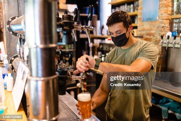 ¡bienvenido a nuestra cervecería! tenemos tipos increíbles de cerveza para que pueda elegir - tape dispenser fotografías e imágenes de stock