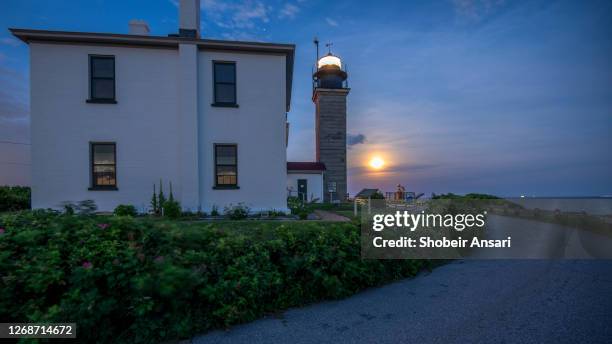 super moon at beavertail lighthouse, jamestown, rhode island - moon so ri stock pictures, royalty-free photos & images