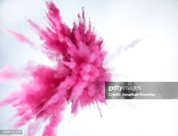 vibrant pink exploding powder - powder explosion photos et images de collection