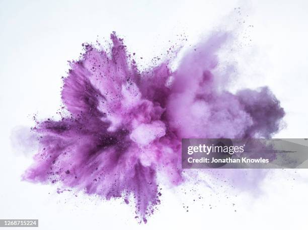 purple powder explosion - pó colorido imagens e fotografias de stock