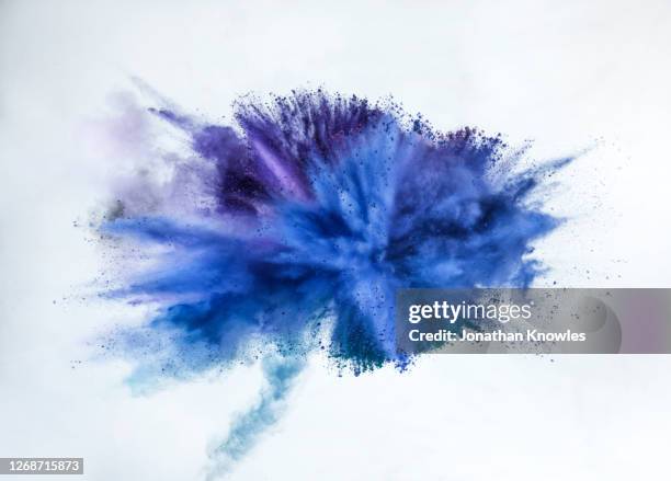 blue and purple powder explosion - pó colorido imagens e fotografias de stock