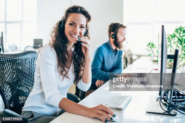 call center werknemers. - call center agents stockfoto's en -beelden