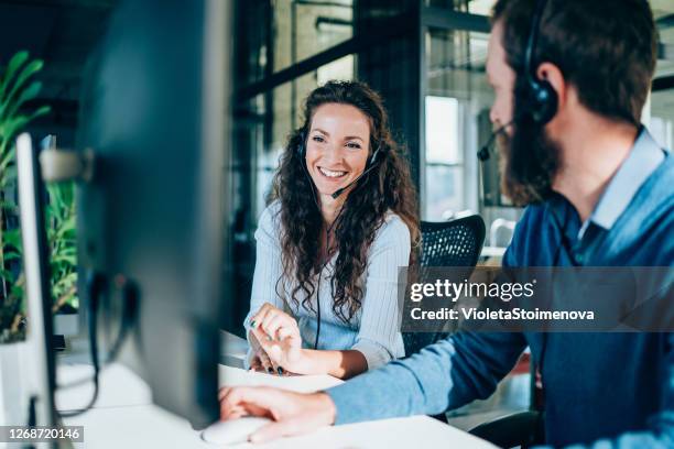 call center werknemers. - call center agents stockfoto's en -beelden