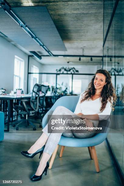 zelfverzekerde onderneemster op kantoor. - sitting chair office relax stockfoto's en -beelden