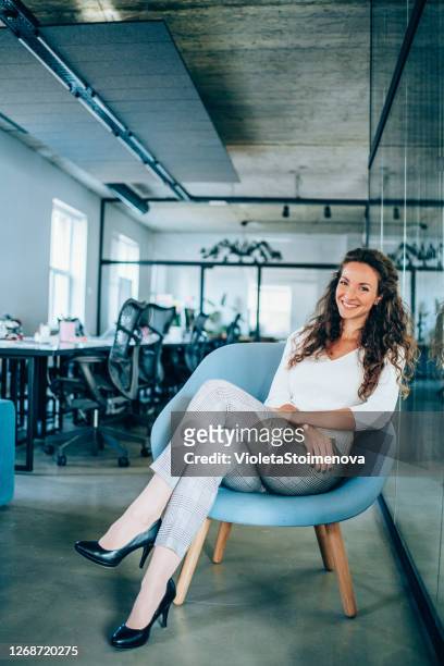 confident businesswoman in the office. - legs crossed at knee stock pictures, royalty-free photos & images