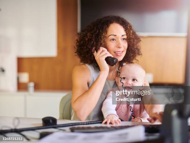 lugar de trabajo feliz - teléfono con cable fotografías e imágenes de stock
