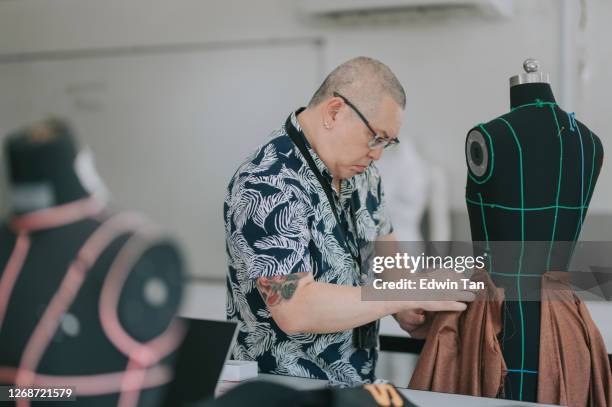 profesor de diseño de moda de la universidad que muestra a sus estudiantes en el pin de ropa de diseño de moda en maniquí - alta costura fotografías e imágenes de stock