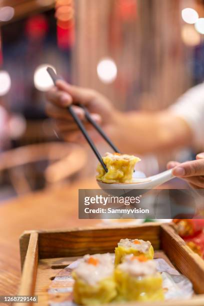 close-up of variation of dim sum in a restaurant - egg tart stockfoto's en -beelden