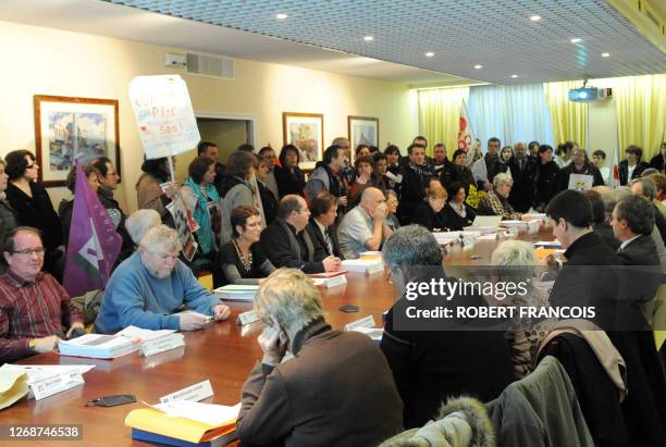 Des agents grévistes de l'hôpital du Havre envahissent la salle du Conseil d'administration, le 09 décembre 2008 pour protester contre le vote prévu...