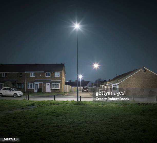 suburban houses at edge of park, west midlands. - cul de sac stock-fotos und bilder