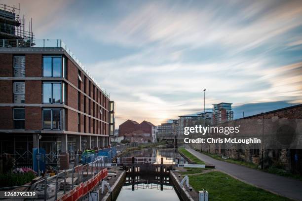 leeds & liverpool canal in leeds - leeds city centre fotografías e imágenes de stock