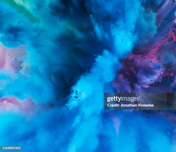 blue powder explosion - colorful powder explosion stockfoto's en -beelden