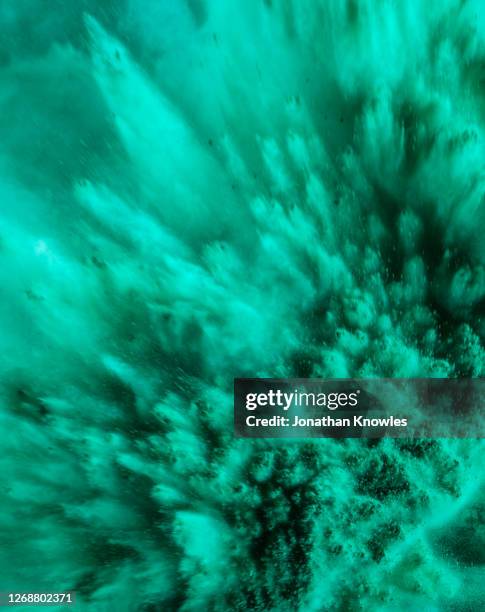 vibrant green exploding powder - smaragdgroen stockfoto's en -beelden