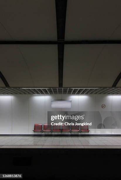 empty bench on subway platform - subway bench bildbanksfoton och bilder