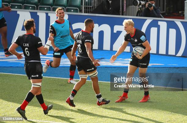 Ben Harris of Saracens celebrates scoring a try during the Gallagher Premiership Rugby match between Saracens and Gloucester Rugby at on August 26,...