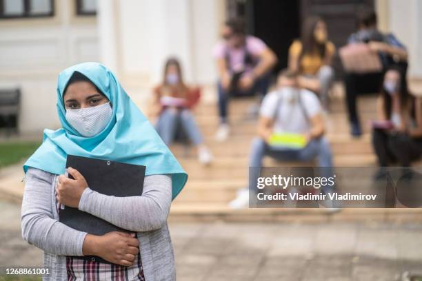 portrait of a female high school student wearing a protective face mask - véu religioso imagens e fotografias de stock