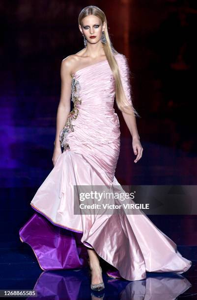 Models 2003 147 Valentino Couture Spring 2003 Collection Stock Photos, High-Res ...
