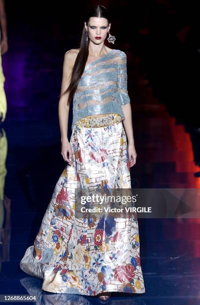 Models 2003 Valentino Couture Spring 2003 Collection Photos and Premium High Res ...