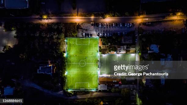 football field from above at night - calcio di squadra foto e immagini stock