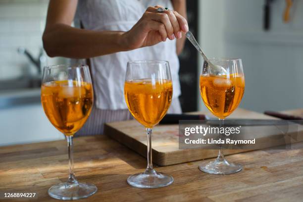 aperol spritz - aperitif stock-fotos und bilder