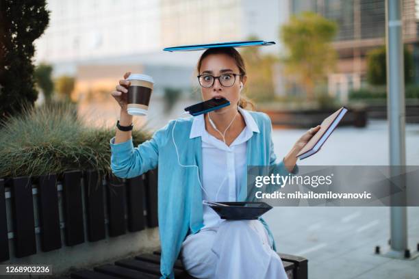 so sieht ihr tag aus - stress und essen stock-fotos und bilder