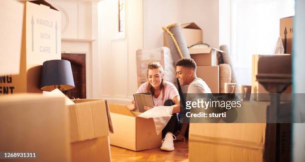 online house insurance - moving house stock pictures, royalty-free photos & images