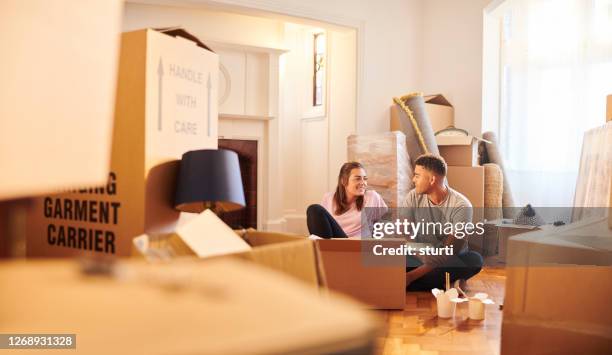 glücklich hausmove paar - studentenwohnung stock-fotos und bilder