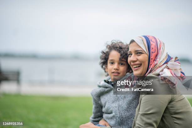 moeder en zoon in de stad - kids muslim stockfoto's en -beelden