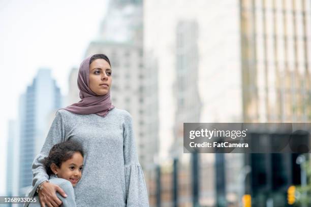 muslimsk mor och dotter i staden - arab community life bildbanksfoton och bilder