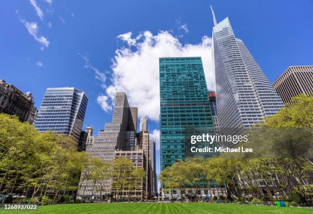 bryant park skyline view - new york - sixth avenue stockfoto's en -beelden
