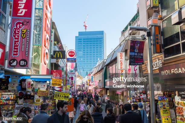 takeshita street a harajuku, tokyo, giappone takeshita street - takeshita dori foto e immagini stock