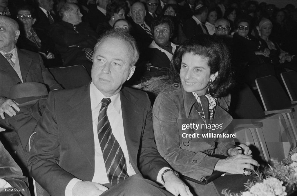 Lea Rabin Yitzhak Rabin et sa femme Leah Rabin assistent à la première du film ...