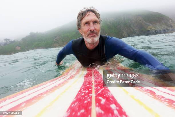 older man surfing - man surfing photos et images de collection