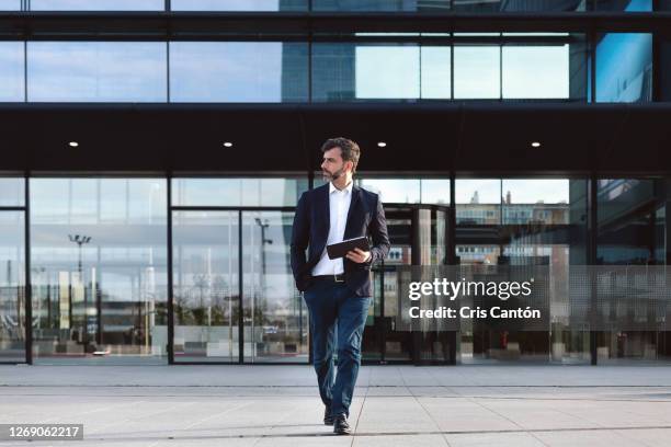 businessman walking in financial district - plano geral imagens e fotografias de stock