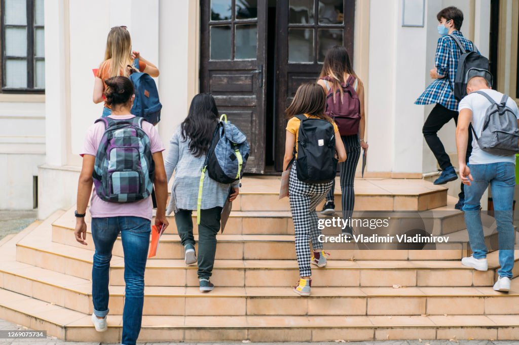 Grupo de estudiantes caminando en la universidad