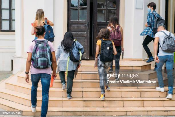 groep studenten die in universiteit lopen - reopening ceremony stockfoto's en -beelden