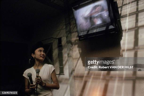 Femme dans un karaoké à Shanghai en aout 1991, Chine