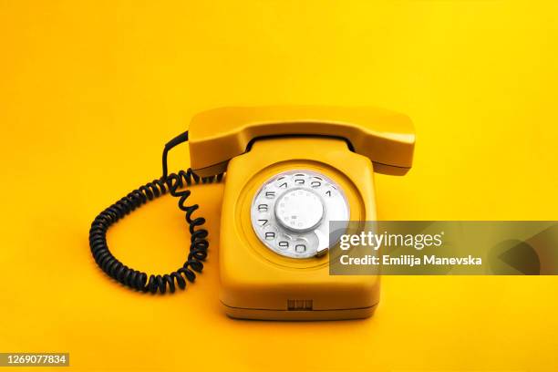 yellow rotary phone - sonner photos et images de collection