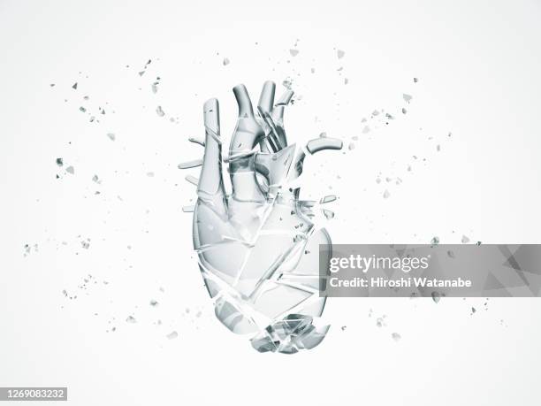 broken glass heart - funktionsuntüchtig stock-fotos und bilder