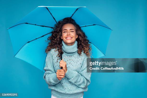 flicka med blått paraply - umbrella bildbanksfoton och bilder
