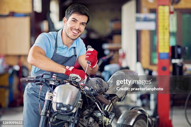 ritratto dell'uomo che lavora su una moto su misura - motociclismo foto e immagini stock