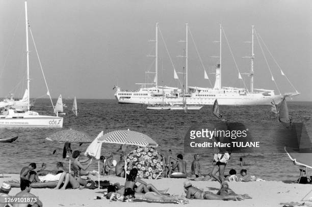 Yatchs sur la plage de Ramatuelle, dans le Var, circa 1990, France.