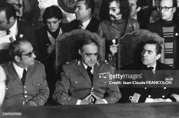 Le général Spinola entouré de la junte, à Lisbonne, Portugal le 25 avril 1974.
