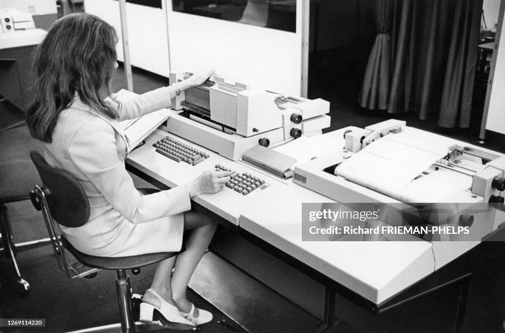 Employée utilisant un télécopieur