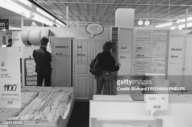 Le rayon literie d'un magasin d'ameublement 'Ikea', en 1985, France.