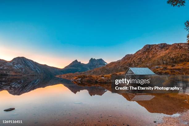 the iconic dove lake - with creadle mountain at the backdrop. taken during a cloudless morning. - cradle mountain tasmania imagens e fotografias de stock